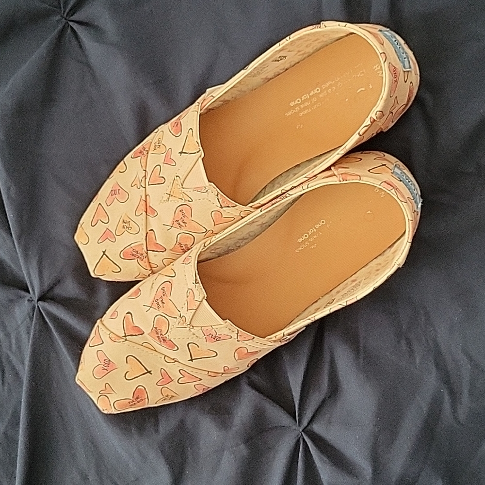 Heart Tom's shoes - size 8